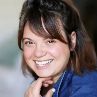 Chloé Fleurie, praticienne Impro, portrait souriant